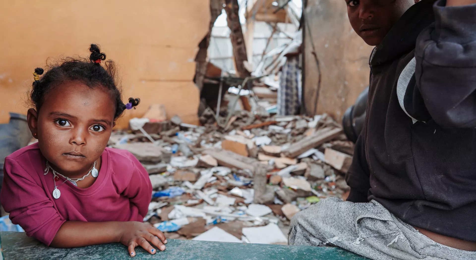 Een meisje en een jongen in een ruïne in Tigray, Ethiopië