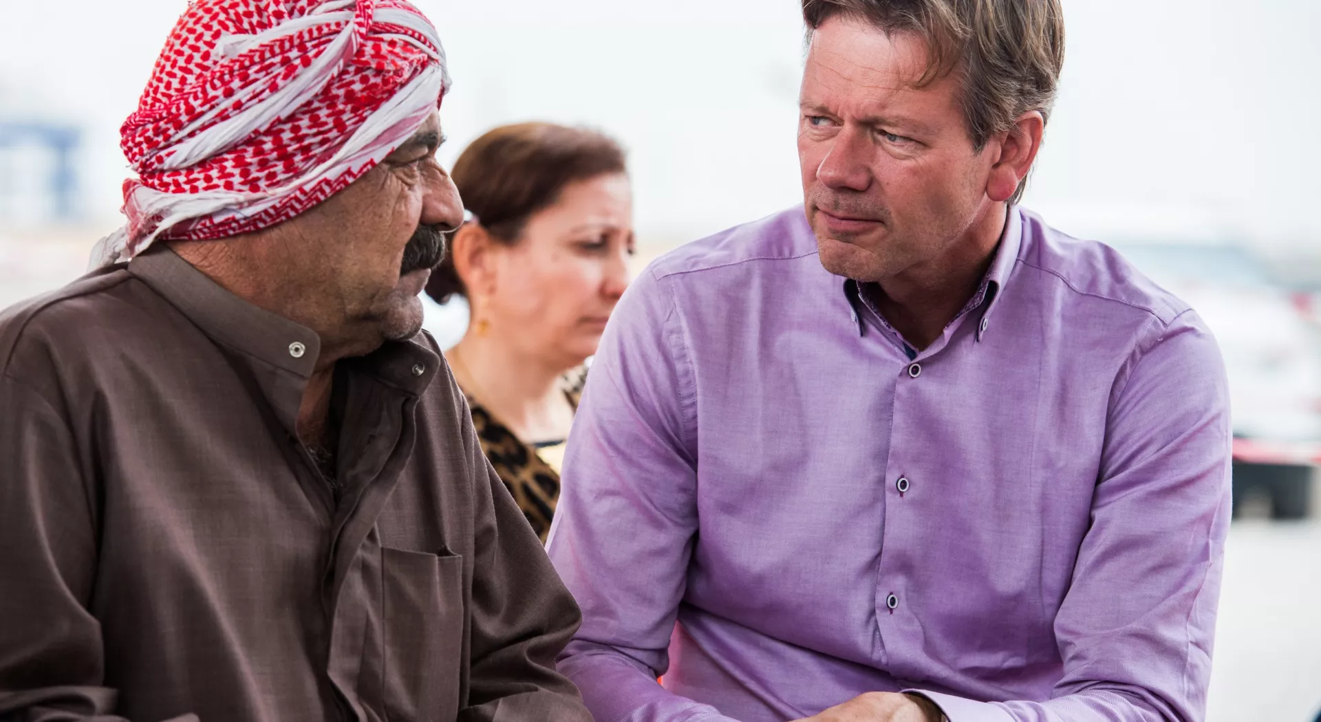 Joël Voordewind in gesprek met mensen in Irak
