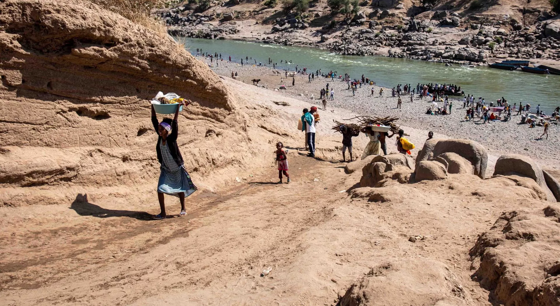 Warum fliehen Menschen? Flüchtlinge aus Äthiopien überqueren einen Grenzfluss