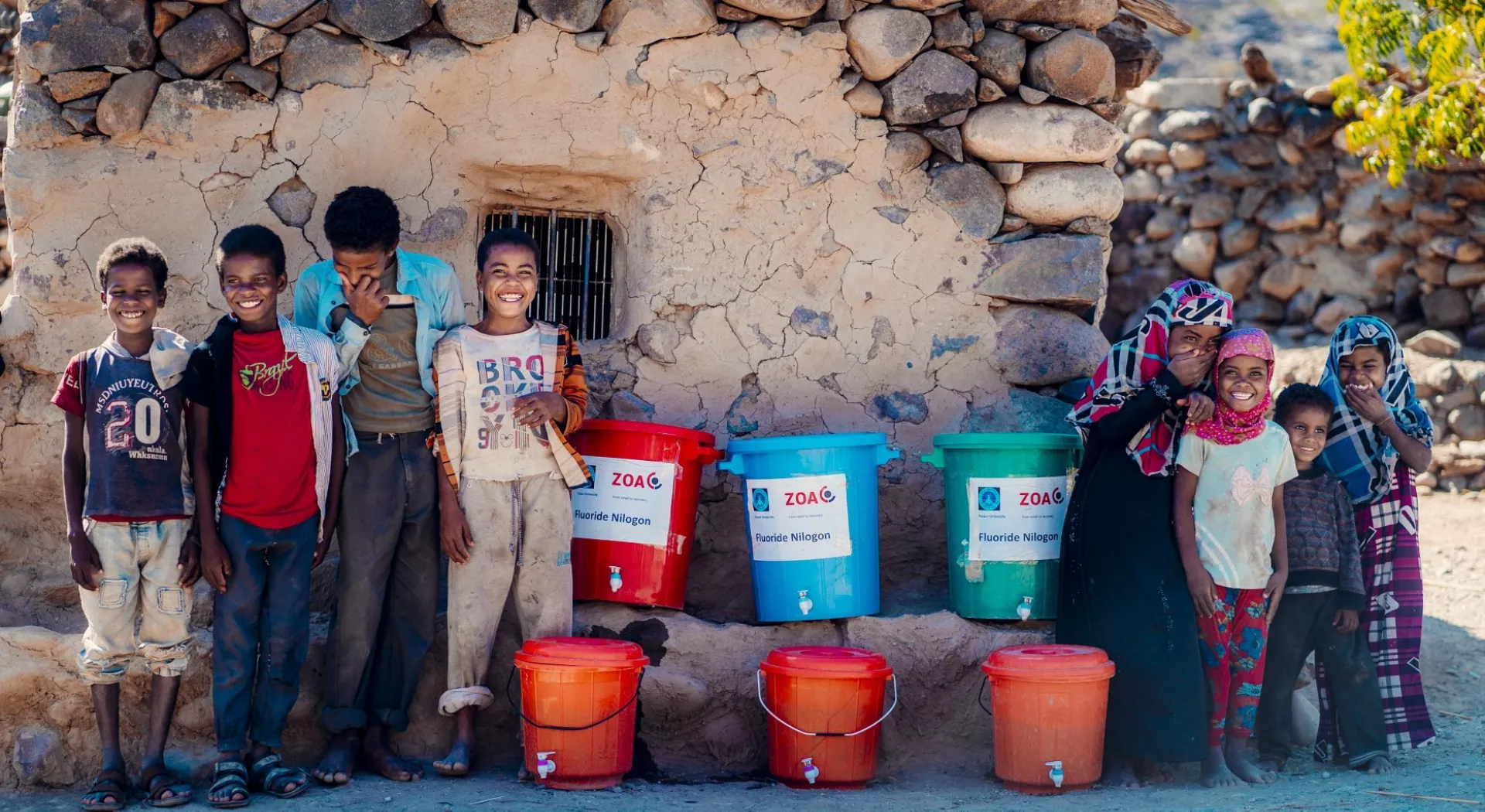 Kinder mit ZOA Wassereimern im Jemen