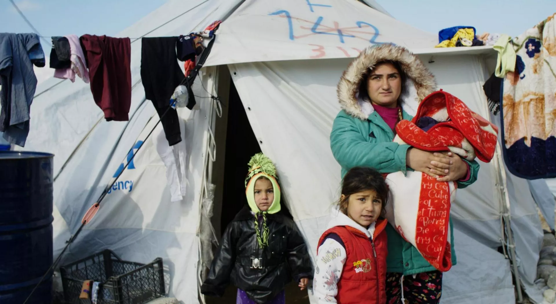 Mutter mit Kindern vor ihrem Zelt im Irak