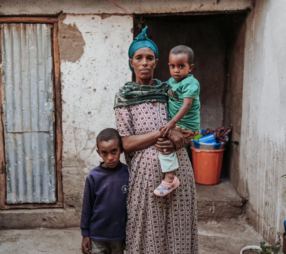 Atsbiha met haar kinderen in Ethiopië