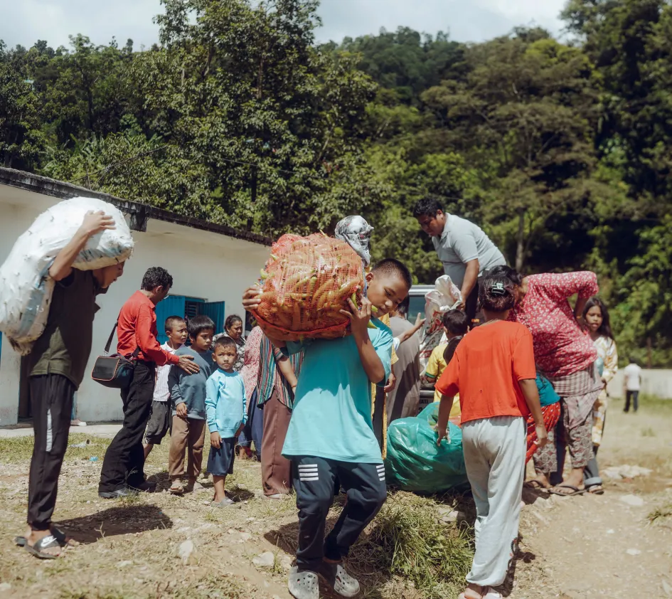 Noodhulp wordt uitgedeeld in Nepal