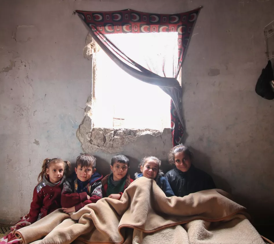 Kinderen in Syrie onder een deken tegen de kou
