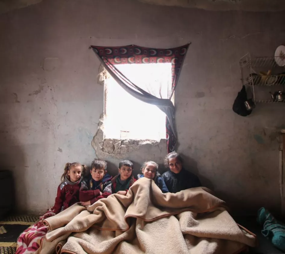 Kinderen in een kaal huis in Syrië