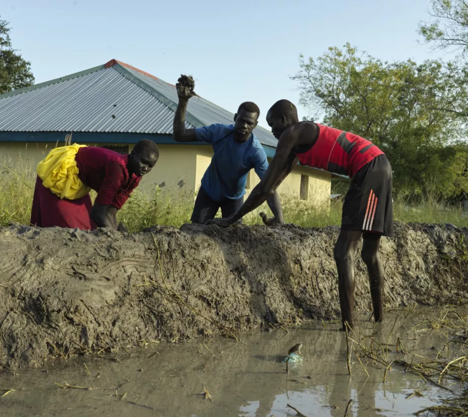 Mensen in Zuid-Sudan bouwen een dijk om zich te beschermen tegen het wassende water
