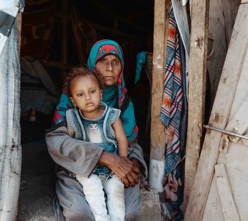 Aisha met haar dochten in Jemen