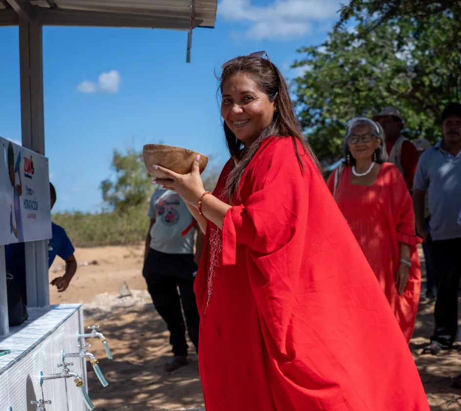 Vrouw drinkt ontzilt water in Colombia