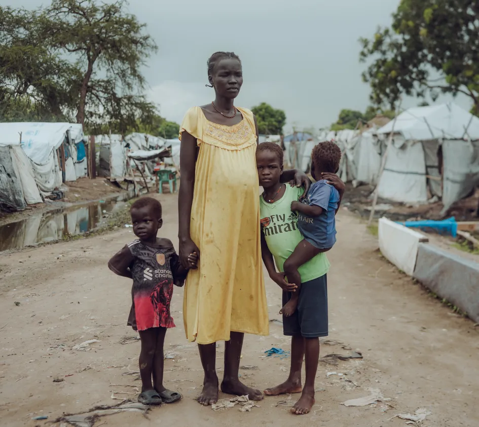 Nyagai met haar kinderen in het vluchtelingenkamp