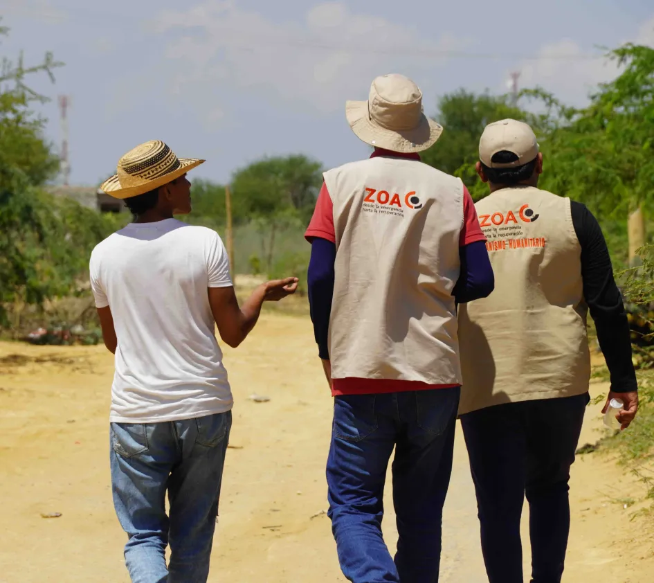 ZOA medewerkers met lokale bevolking