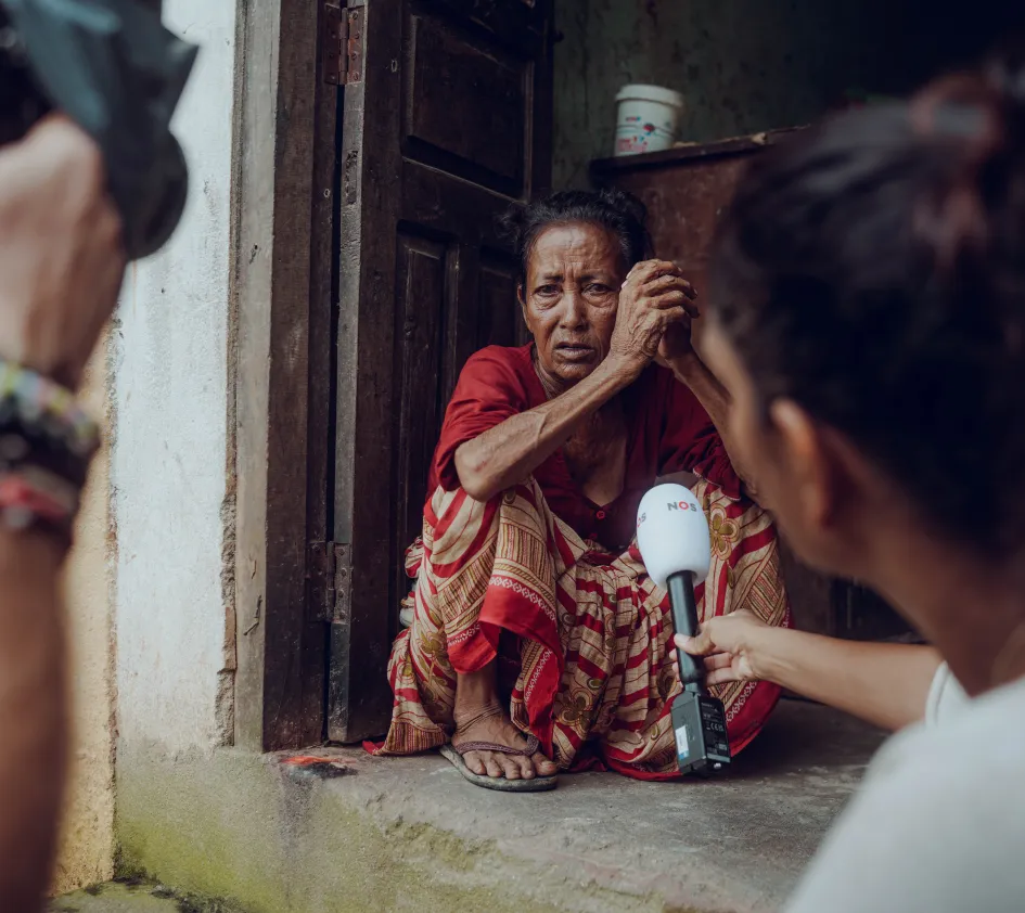 Een vrouw in Nepal wordt geïnterviewd door NOS
