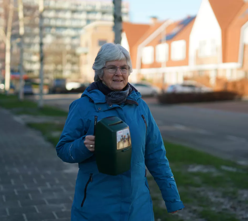 Lies Kaptein aan het collecteren