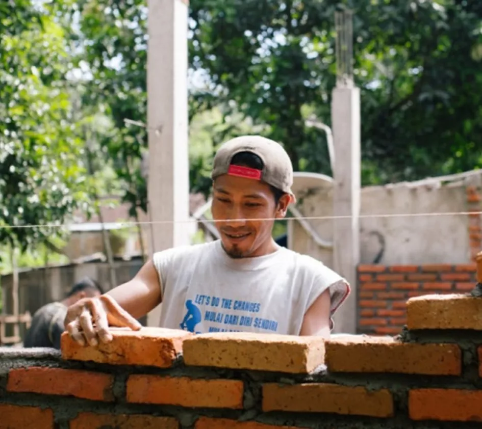 ZOA Mitarbeiter baut ein erdbebensicheres Haus in Indonesien