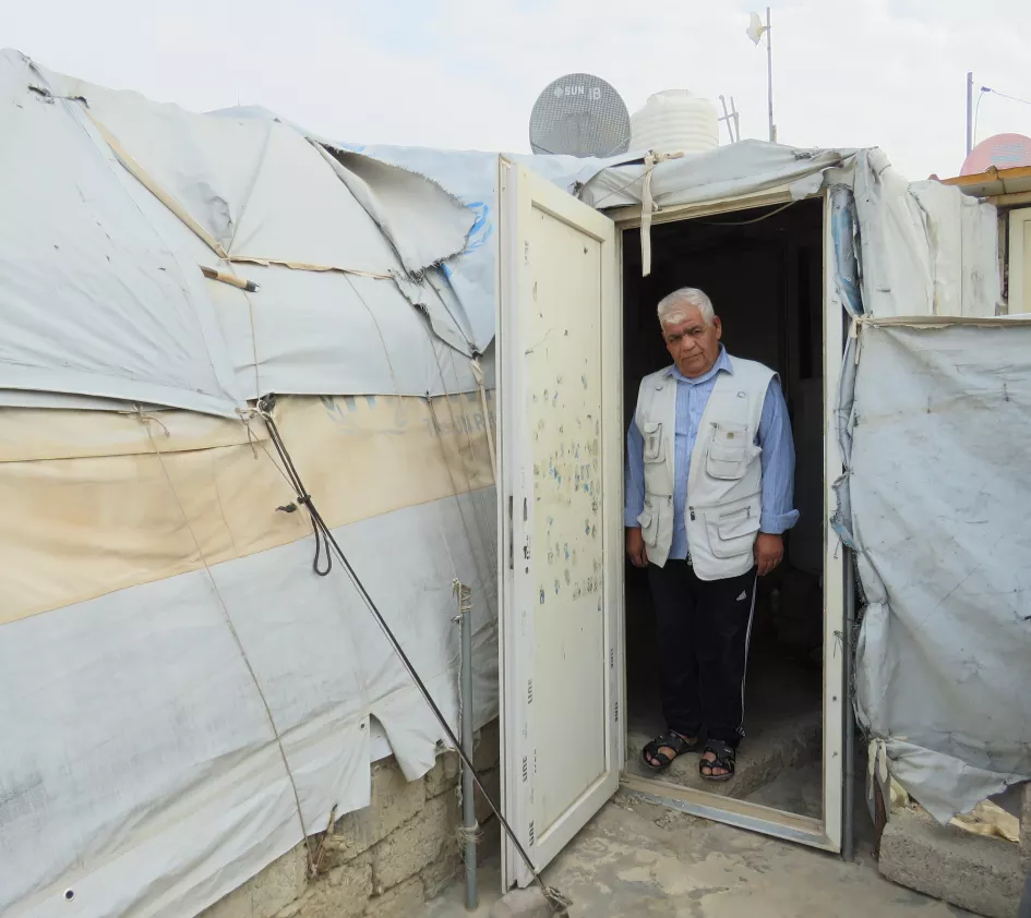 Een man bij zijn tent in Bardarash