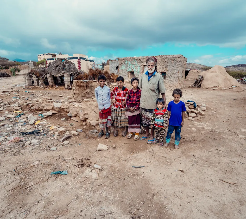 Man met kinderen in Jemen