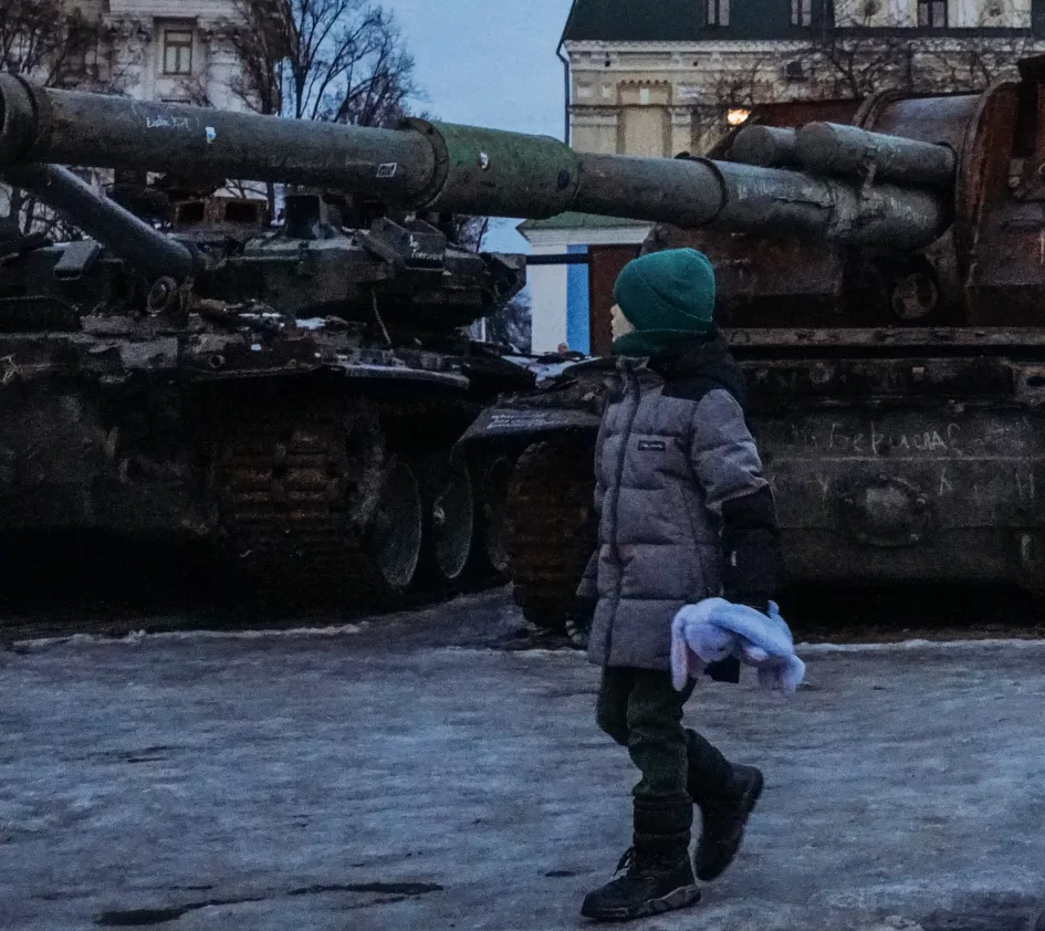 Jongetje kijkt naar tanks in Oekraïne