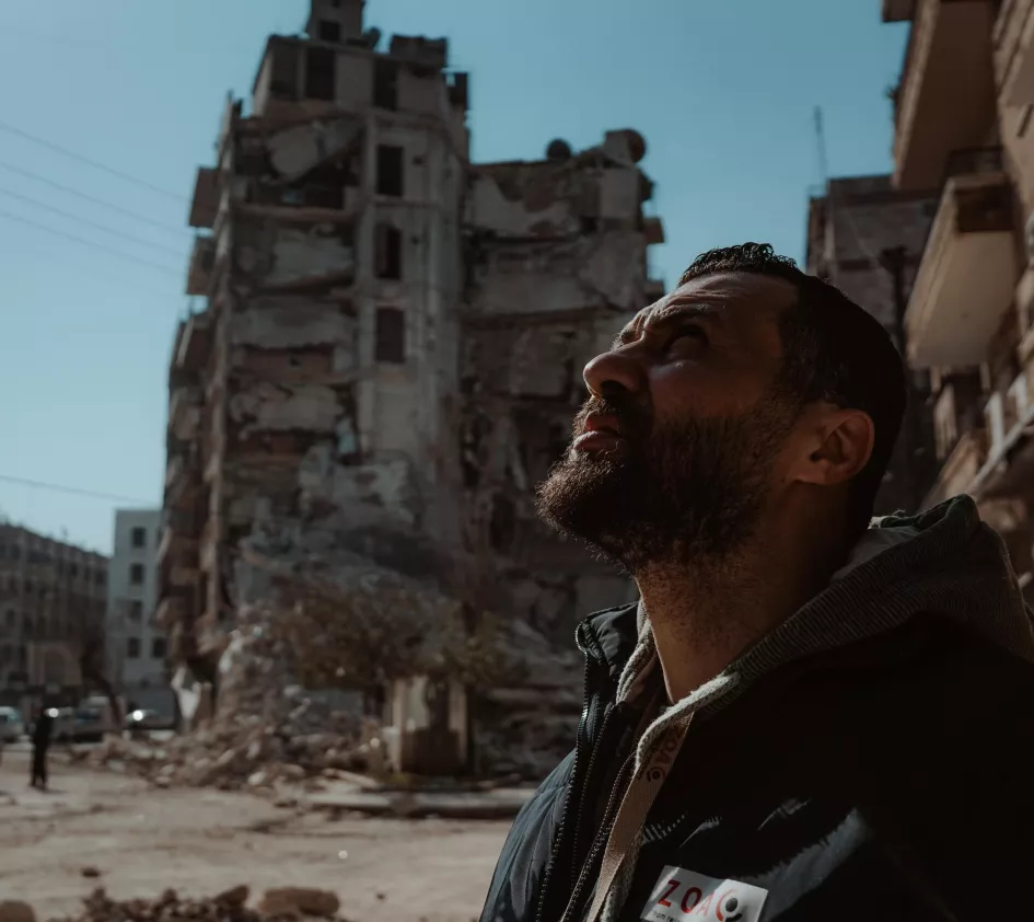 Syrië Ehab bekijkt de schade na de aardbeving