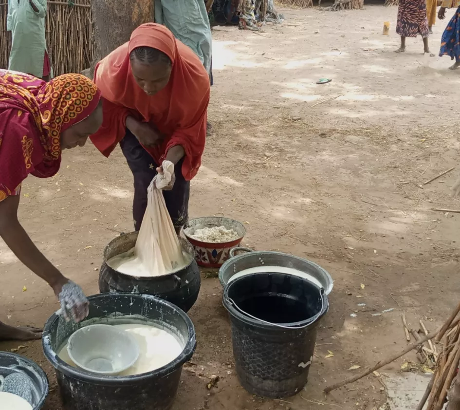 Moeder aan het koken in Nigeria