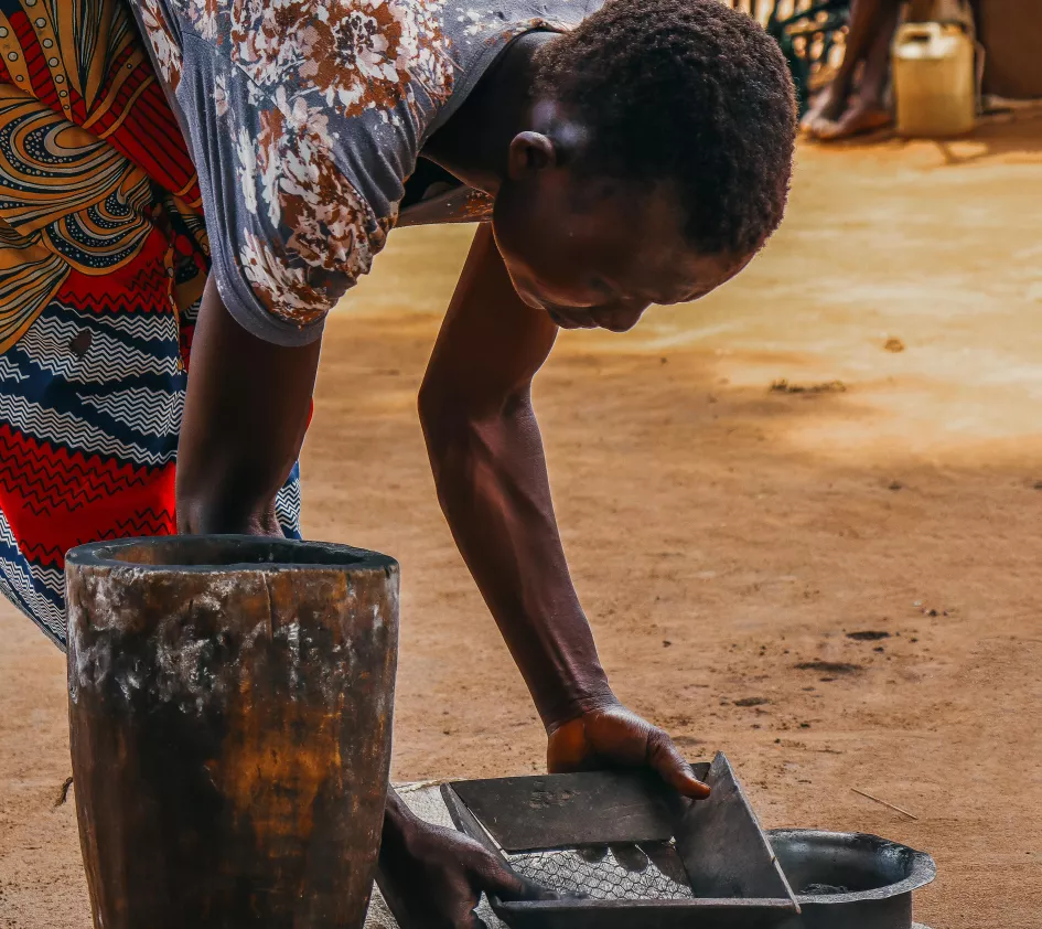 Briketten maken in Uganda