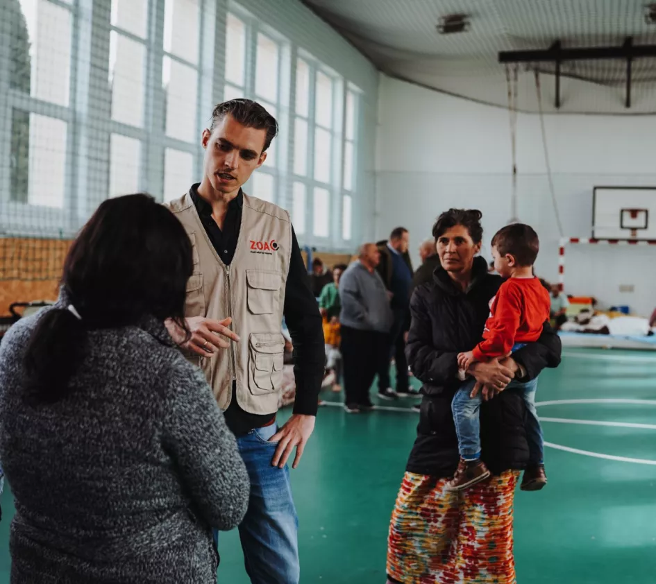 Noodhulpspecialist Hielke Zantema in overleg met Oekraïners op de vlucht