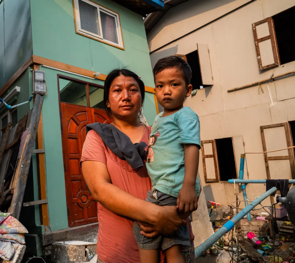 Ma Ei Phyu en haar zoontje in Myanmar
