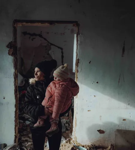 Alla in haar huis met haar kind