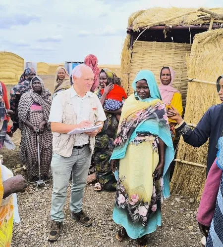 Hawa met een ZOA medewerker
