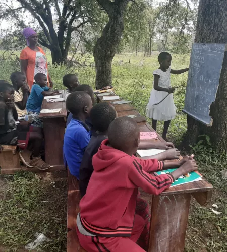 Kinderen in Uganda krijgen les in kleine groepjes 