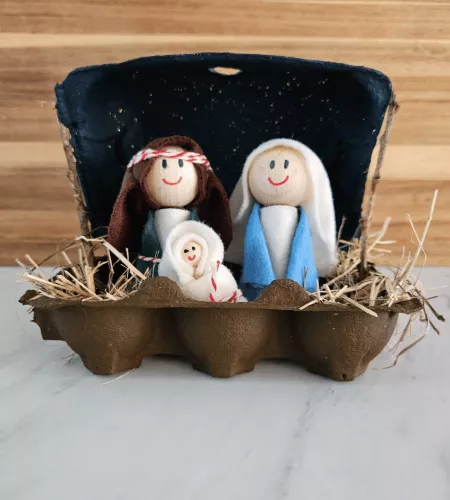 Kerststal van een eierdoos