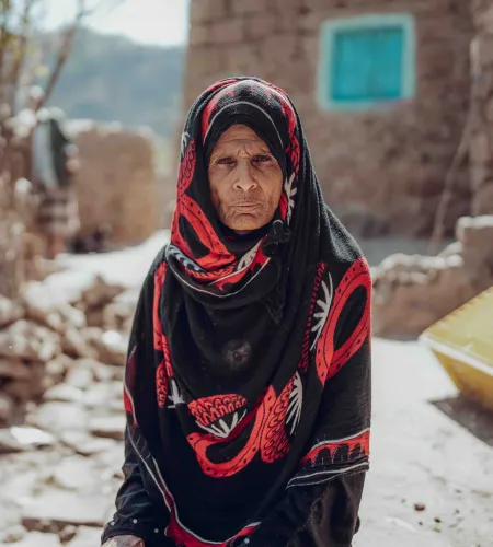 Ni'mah voor haar huis in Jemen