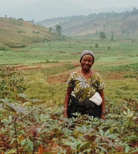 Vrouw in veld Congo