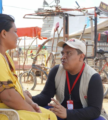 ZOA-medewerker in gesprek met Colombiaanse vrouw