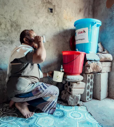 Man drinkt water in Jemen