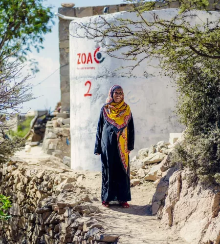 Vrouw in Jemen bij een waterput