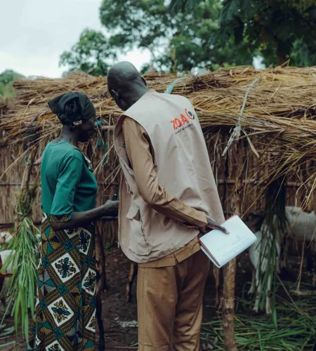 Nyariak met een ZOA medewerker