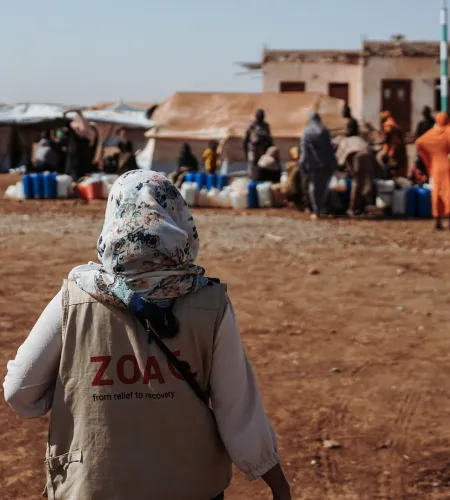 Een ZOA medewerker in Sudan