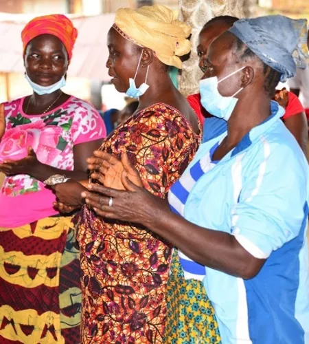 Liberianische Frauen klatschen