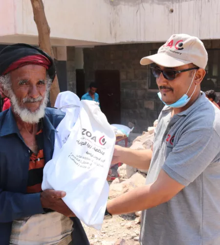 ZOA worker hands out bag in Yemen