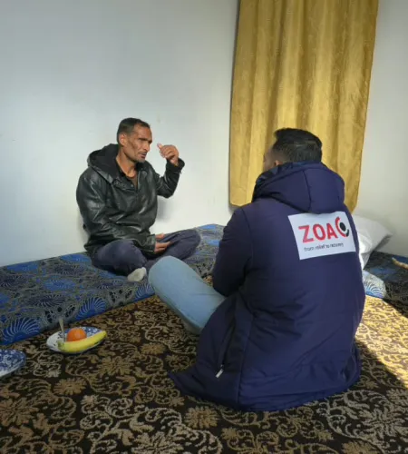 Husni en een ZOA medewerker