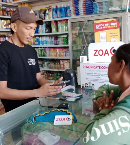 vrouw krijgt eten met haar pas