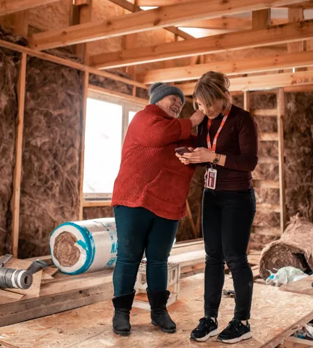 ZOA medewerker met een getroffen vrouw in Oekraïne