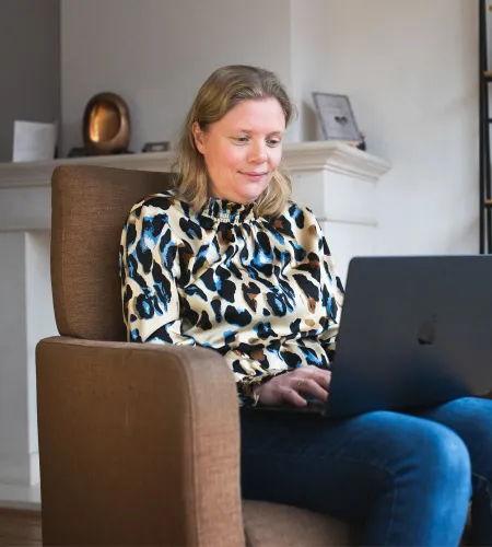 Jolanda met haar laptop