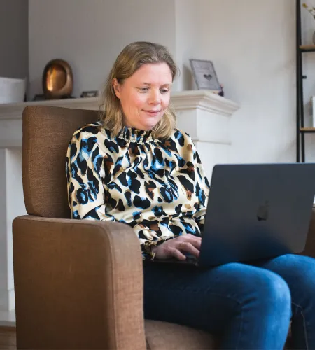 Jolanda met haar laptop