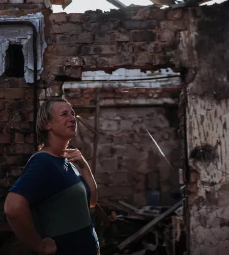 Maryna in haar kapotte huis