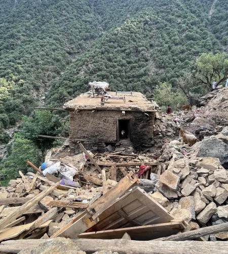 huis in puin afghanistan aardbeving