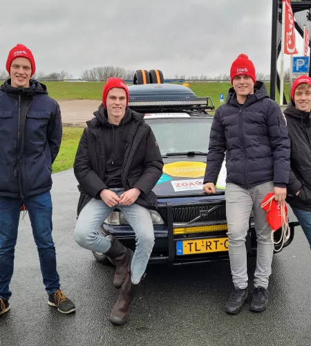 Coert, Timo, Marvin en Luuk bij hun Volvo