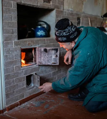 Man steekt kachel aan in Oekraïne