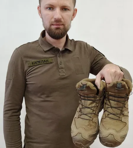 Frontdominee met zijn schoenen