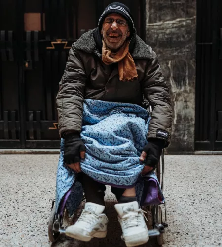 Subhi laat lachend zien dat hij in de haast twee verschillende sokken aantrok tijdens de aardbeving