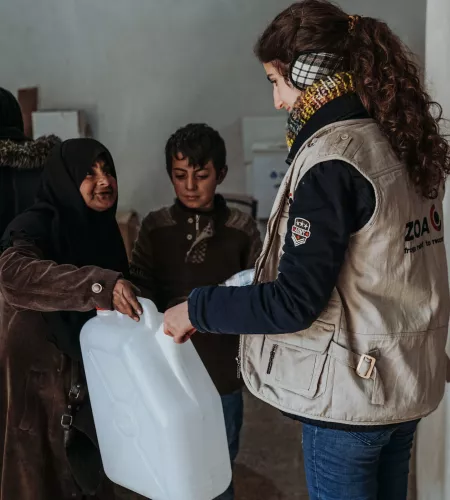 Jerrycan wordt uitgedeeld in Aleppo